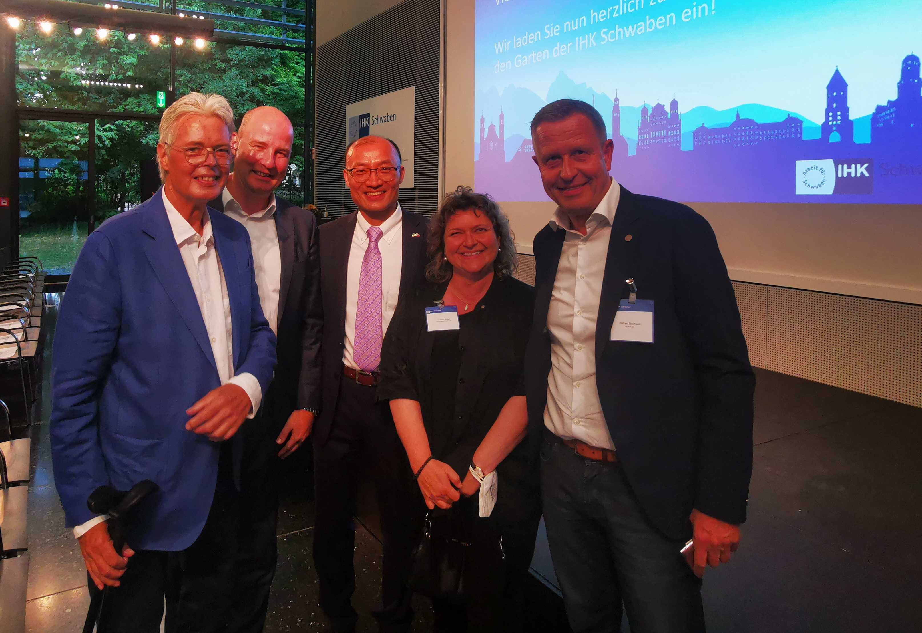 Camping - Infrastruktur - Region Schwaben - 2. von rechts: Heidrun Müller 

Muller Management Consulting 
米勒管理咨询
Mobil: +49 1520 35 35 0 95
www.muller.management//
h.m@muller.management// - Muller Management Consulting