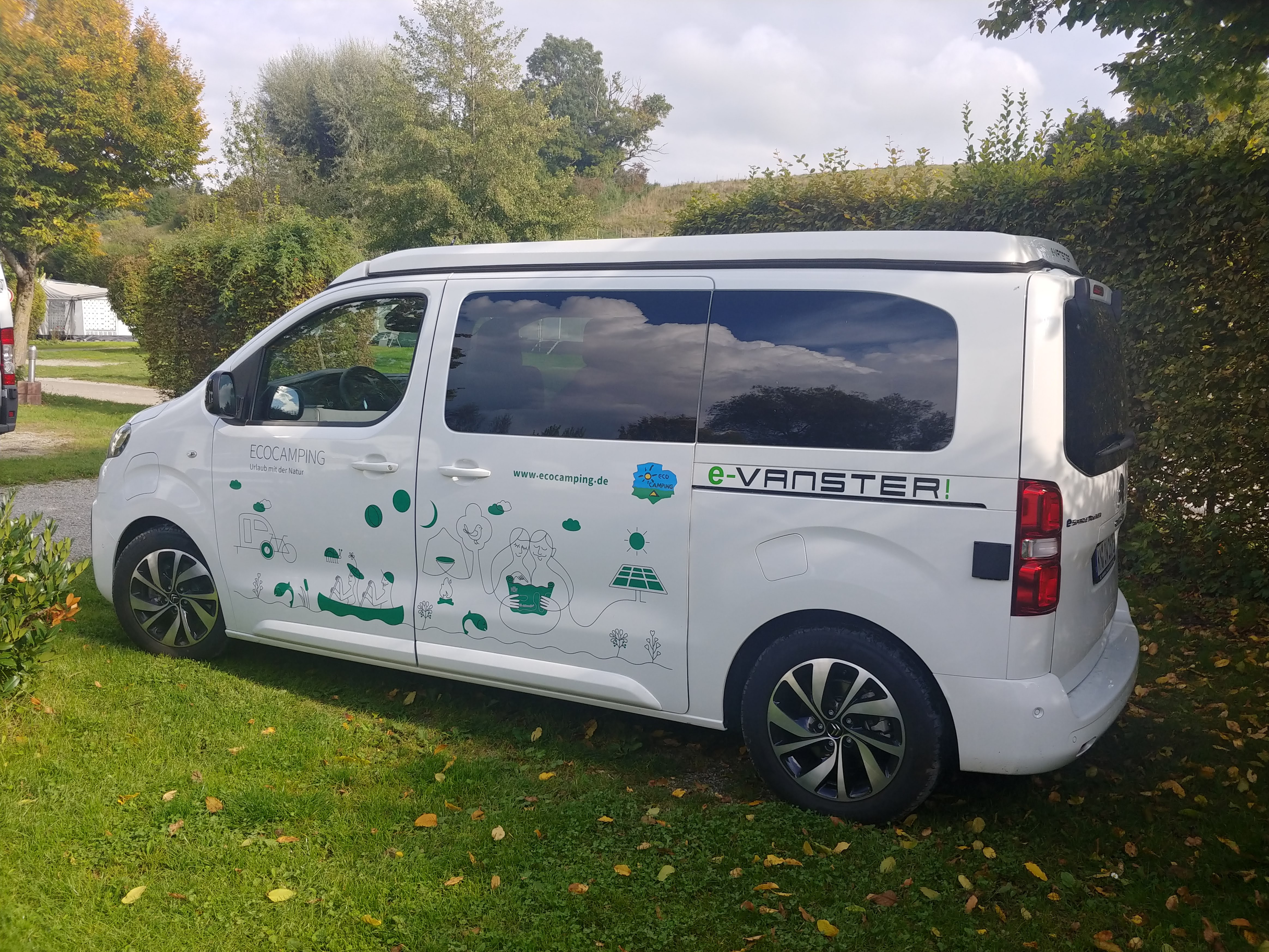 Camping - E-Mobilität - Deutschland - ECOCAMPING ist ausschließlich mit E-Fahrzeugen unterwegs, wie mit diesem E-Vanster von Pössl - ECOCAMPING Service GmbH