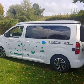 Unternehmen: ECOCAMPING ist ausschließlich mit E-Fahrzeugen unterwegs, wie mit diesem E-Vanster von Pössl - ECOCAMPING Service GmbH