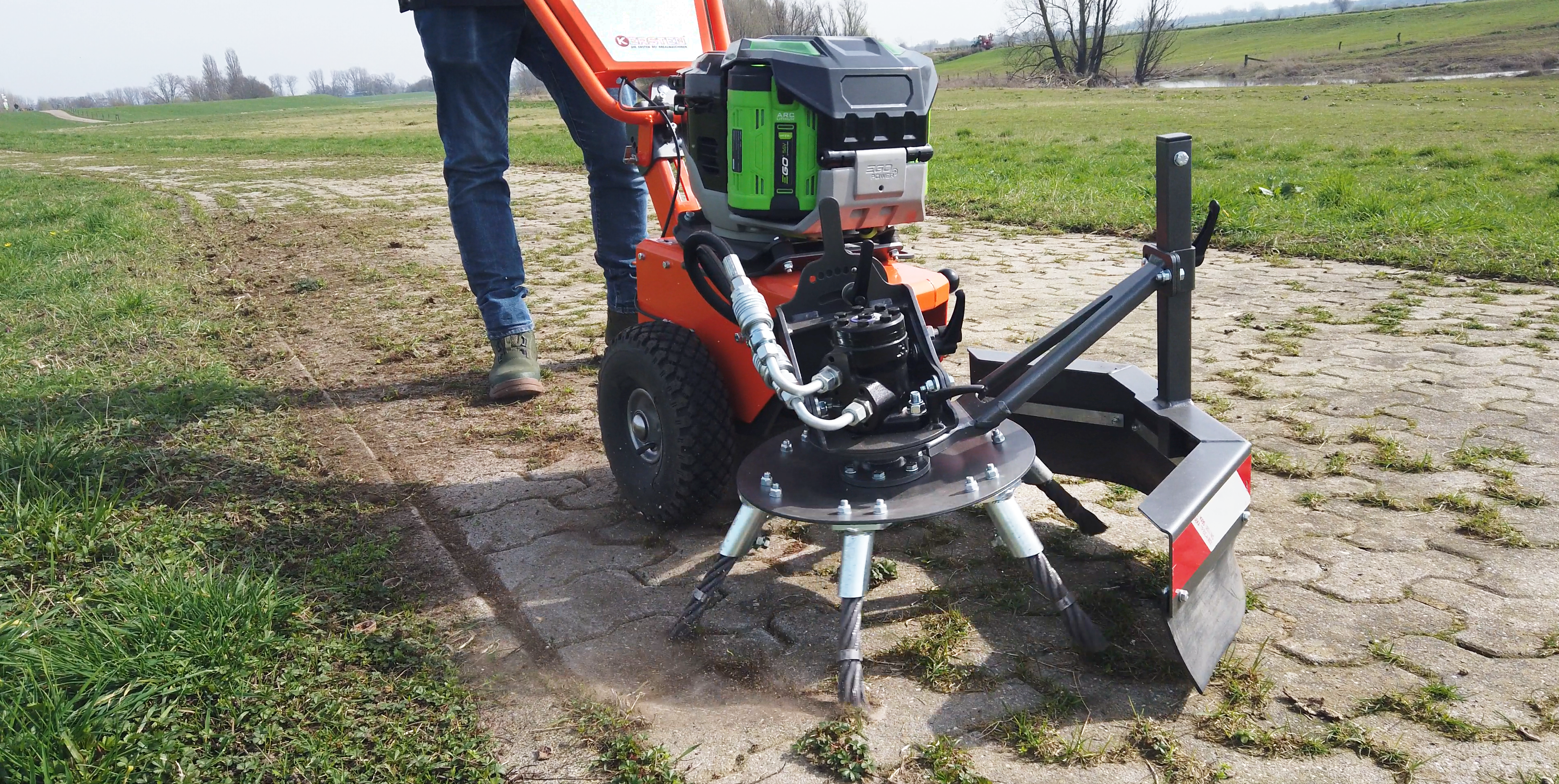 Camping - E-Mobilität - Deutschland - Die elektrisch betriebene Wildkrautbürste Weedo E enfernt hartnäckiges Unkraut. - Kersten Arealmaschinen