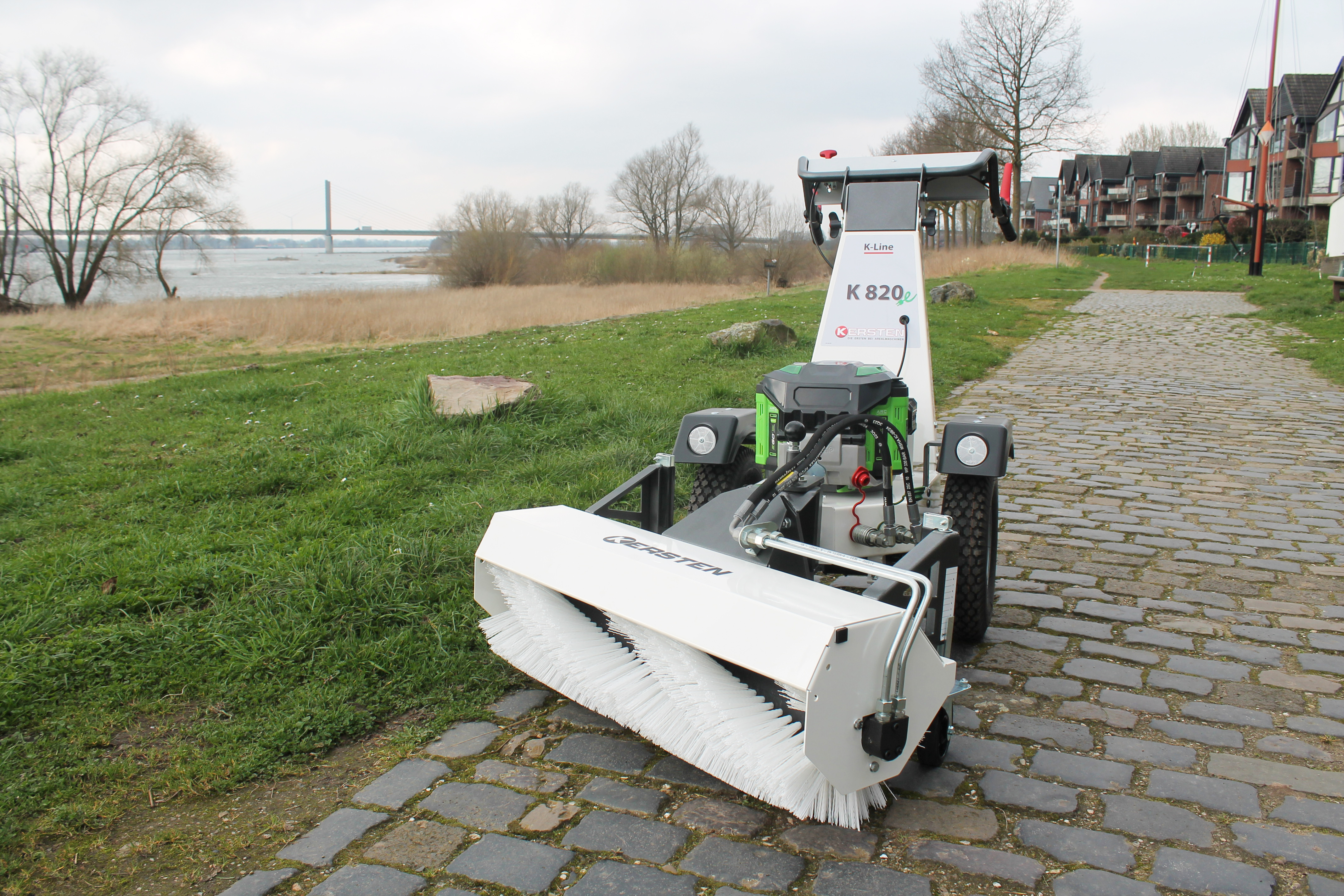 Camping - E-Mobilität - Deutschland - Der E-Einachser mit Kehrmaschine sorgt für eine schnelle Reinigung der Wege. - Kersten Arealmaschinen