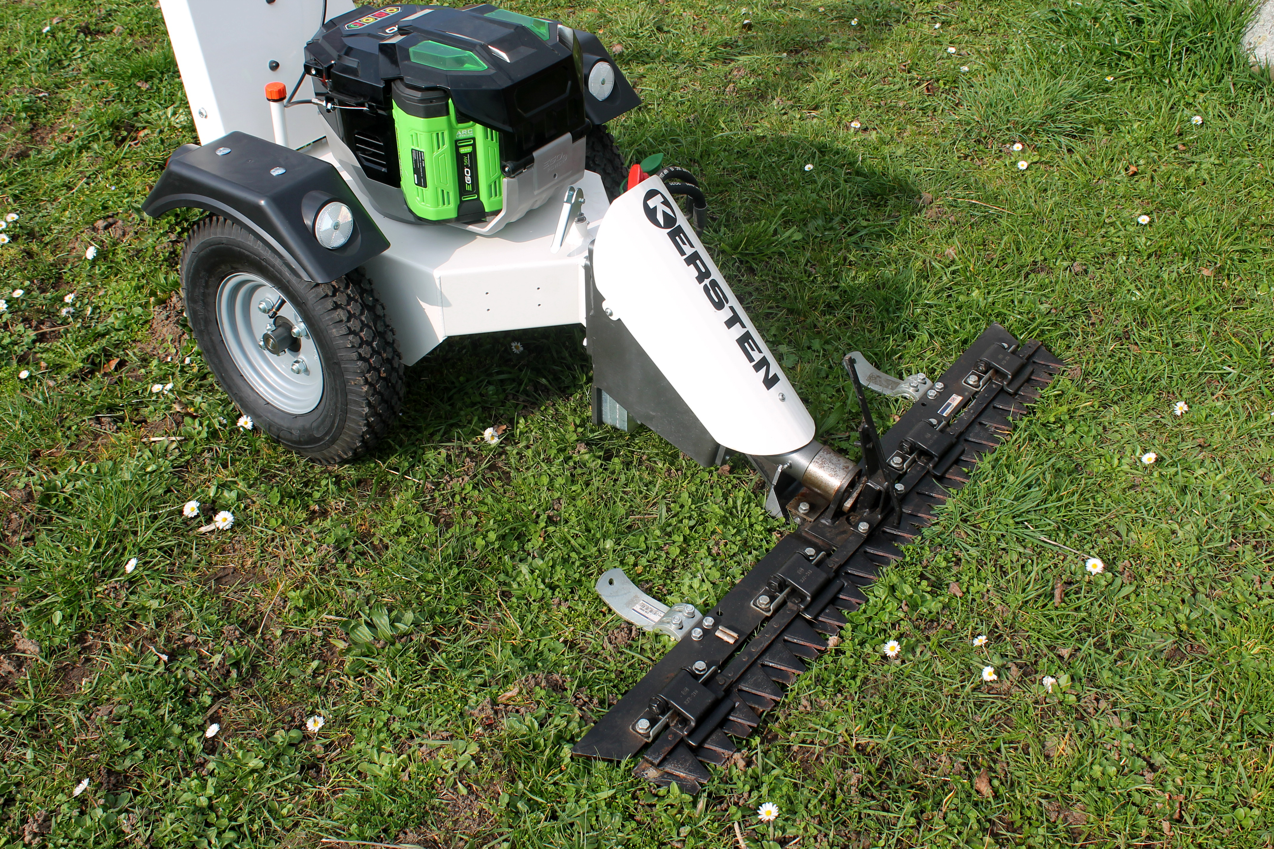 Camping - E-Mobilität - Deutschland - Mit dem Doppelmesser-Mähbalken lassen sich Grünflächen einfach mähen. - Kersten Arealmaschinen