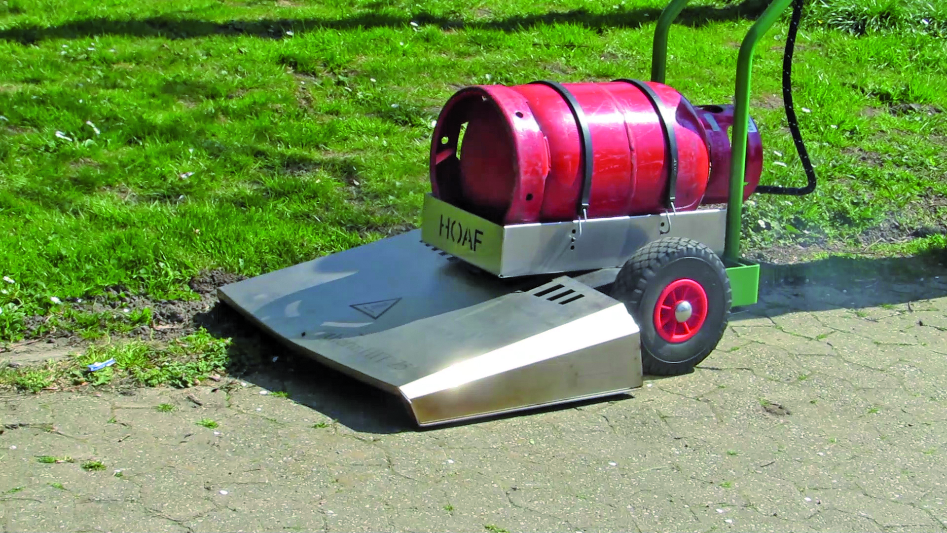 Unternehmen: Der thermische Wildkrautentferner thermHit beseitigt Unkraut effizient. - Kersten Arealmaschinen