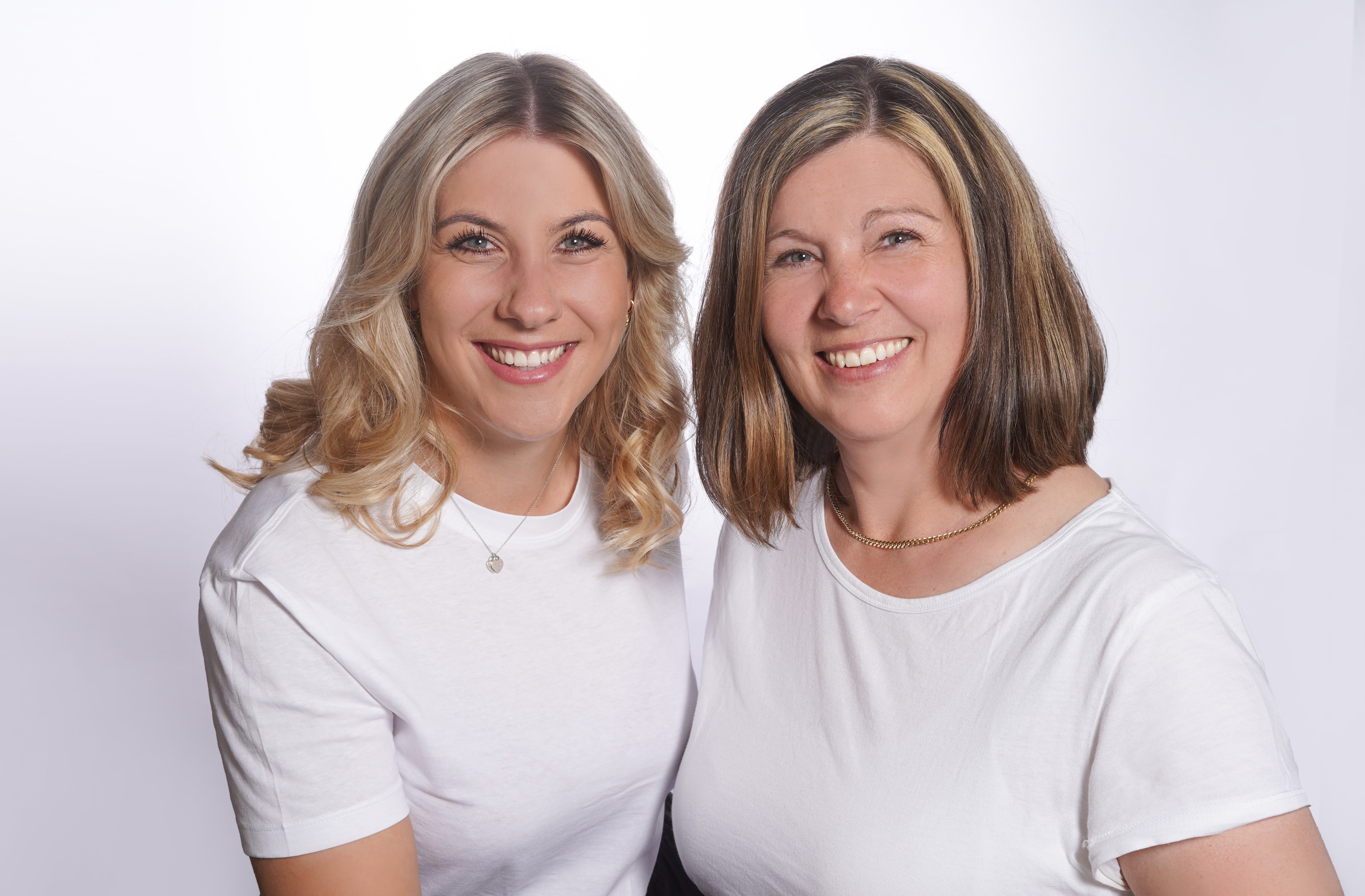 Camping - Internet - Oberbayern - Das onlinejungle.camp Team 
v.l. Charlotte Pesch und Katharina Gerigk - onlinejungle.camp GmbH